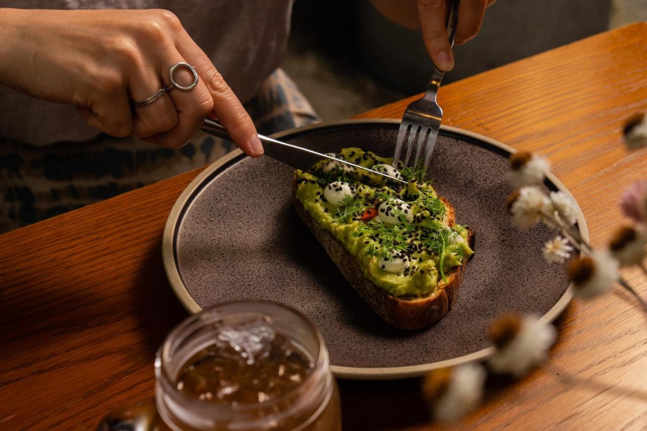 The Old Clare By Ode Hotels Sydney Buitenkant foto Avocado toast