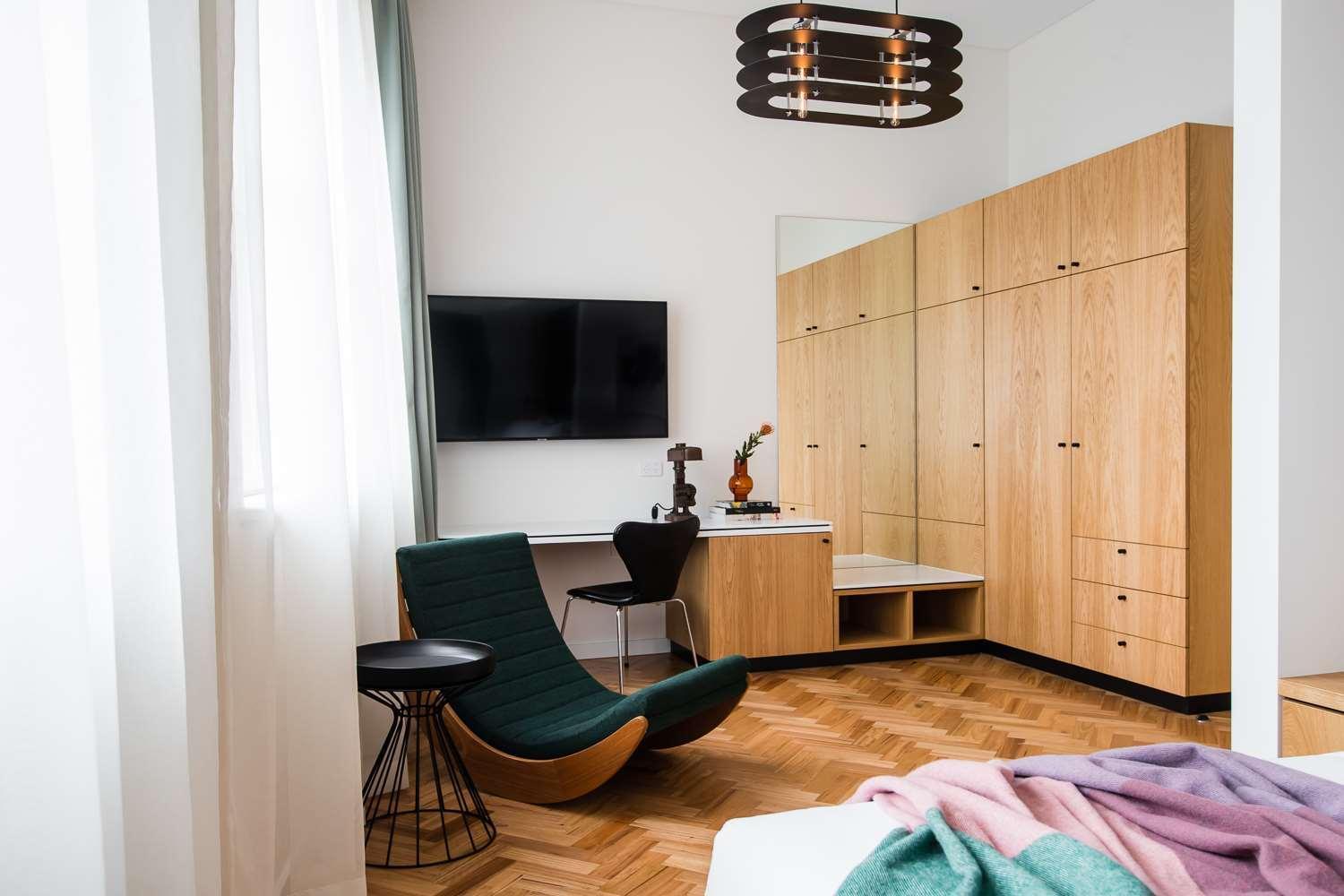 The Old Clare By Ode Hotels Sydney Buitenkant foto A bedroom with a flat screen television