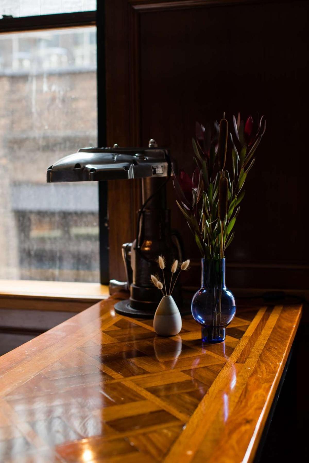 The Old Clare By Ode Hotels Sydney Buitenkant foto A 1930s-era desk lamp