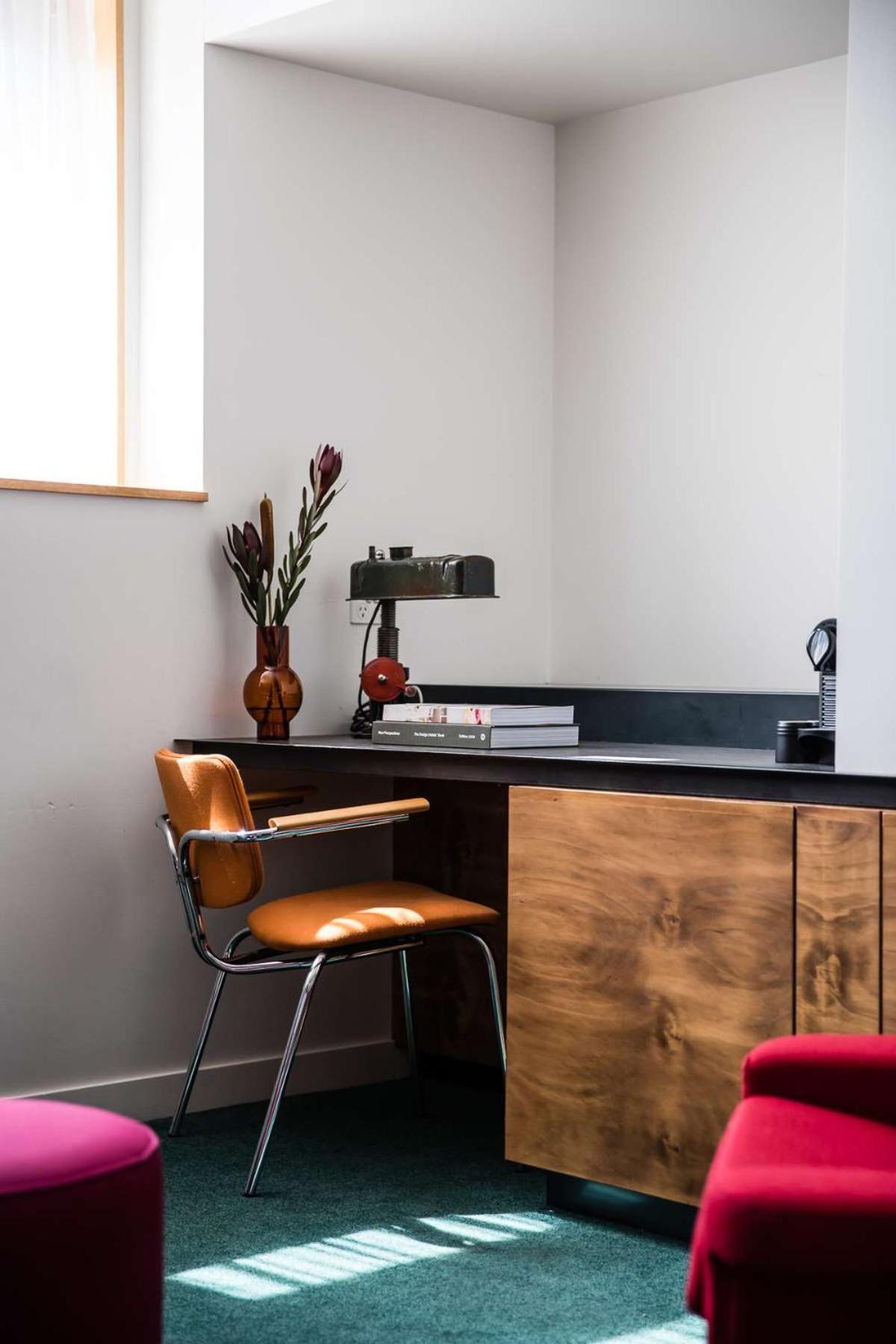 The Old Clare By Ode Hotels Sydney Buitenkant foto A desk with a built-in lamp