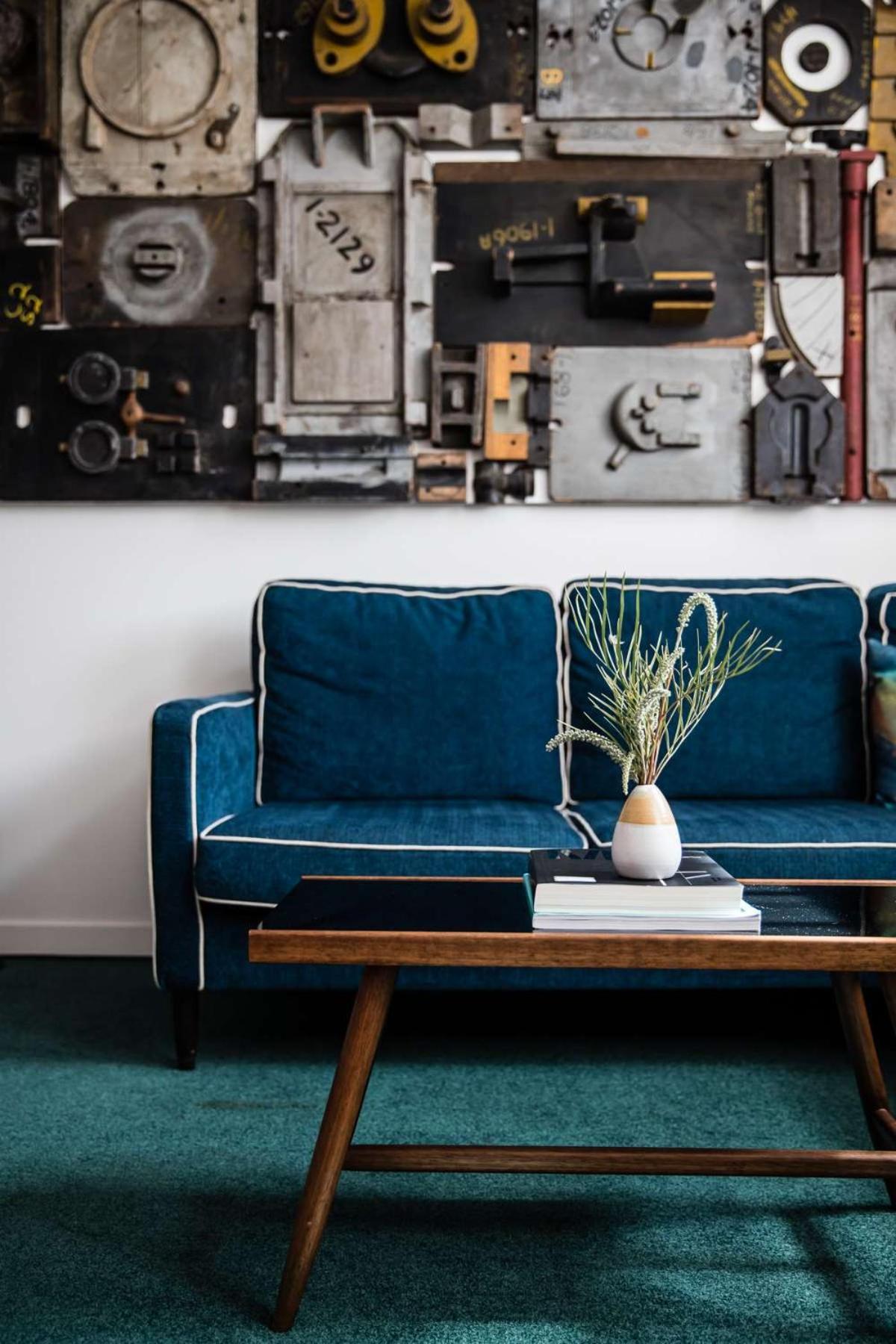 The Old Clare By Ode Hotels Sydney Buitenkant foto A blue sofa